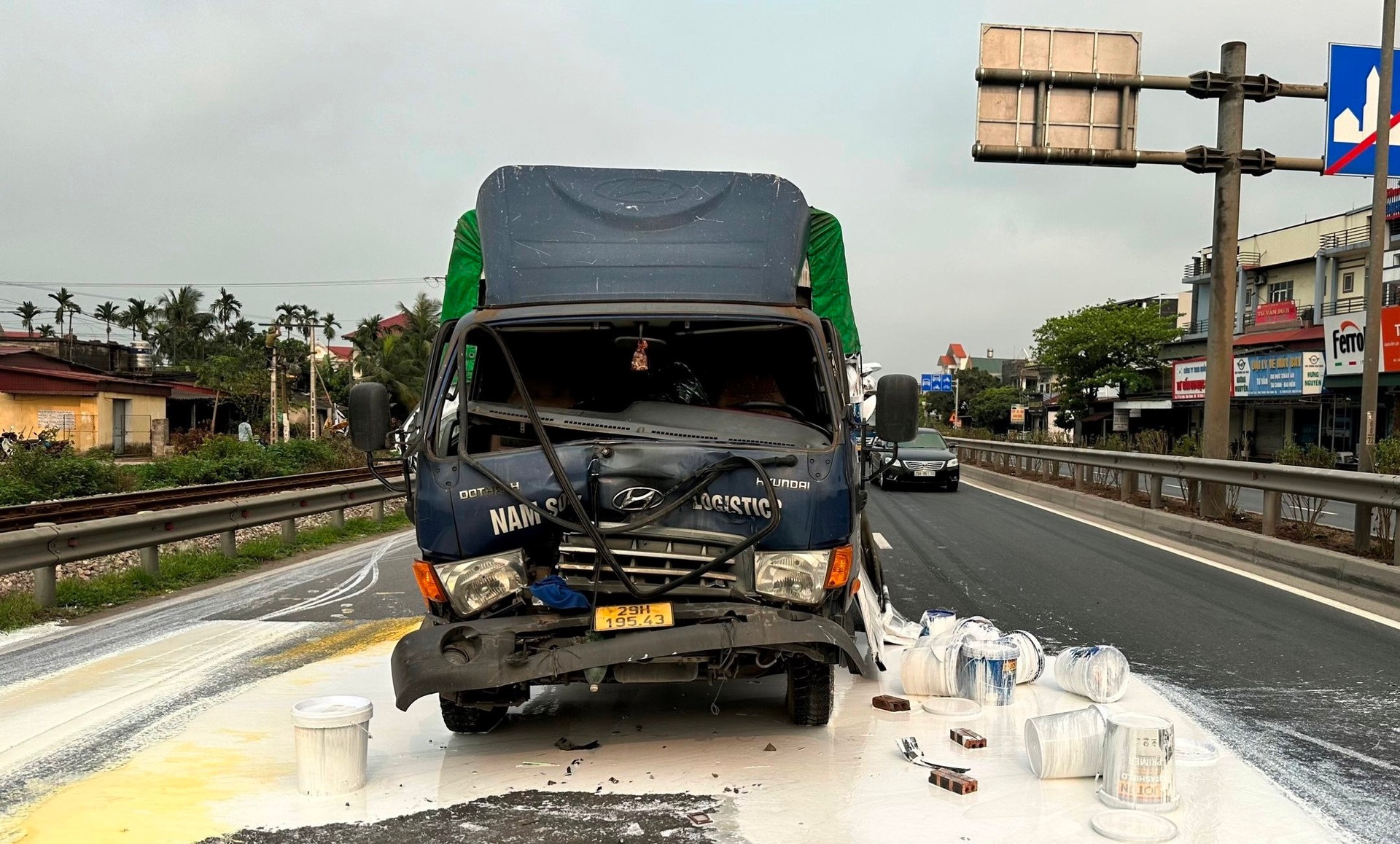 Xe ô tô tải gây tai nạn làm đổ sơn ra đường trên quốc lộ 5